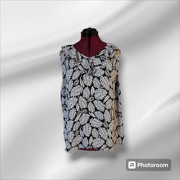 ✨️$3 or 2 for $5✨️Terra & Sky sleeveless blouse - Picture 3 of 11